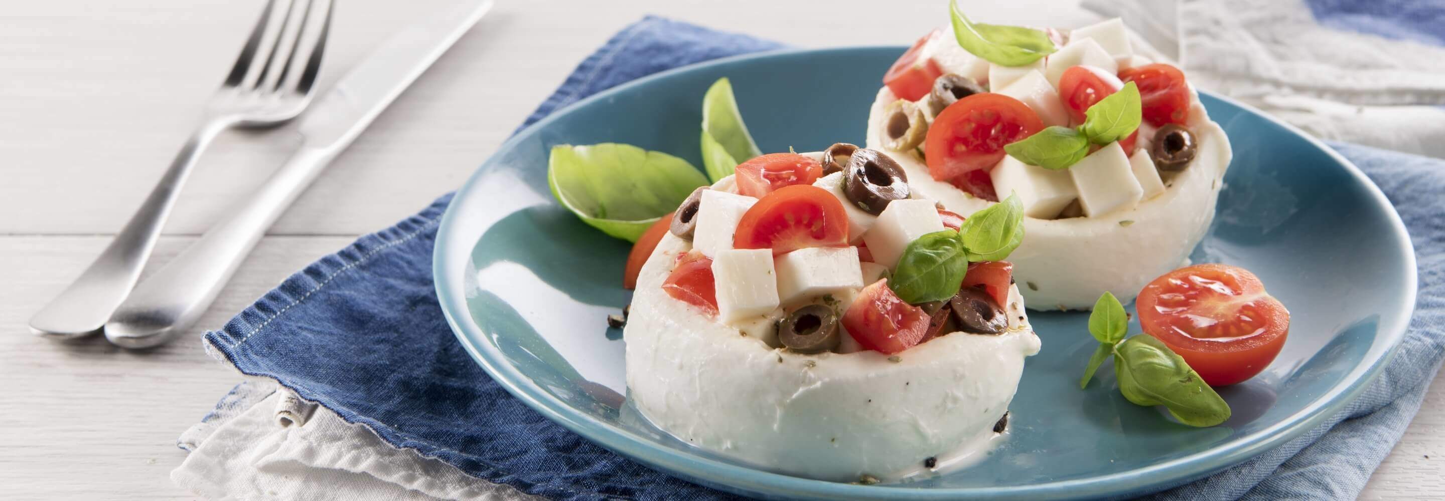 Mozzarella-Körbchen gefüllt mit Tomaten und Oliven