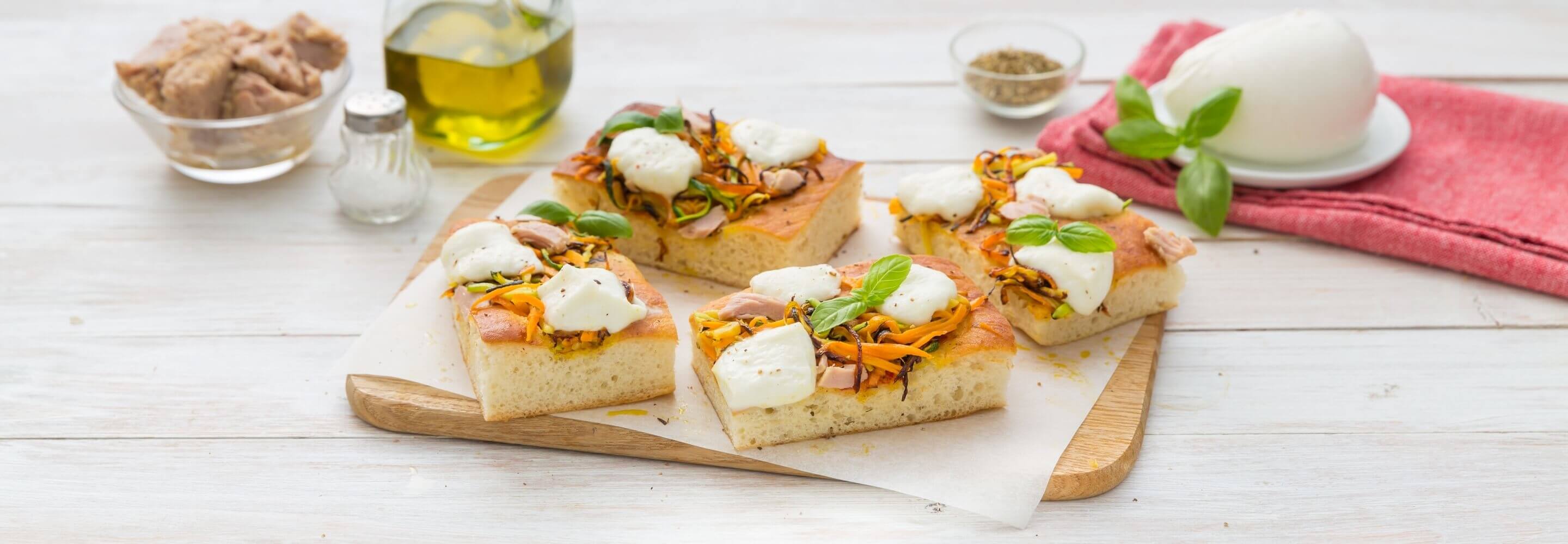 Pizza à la pomme de terre, julienne de légumes et Mozzarella Infusione al Basilico