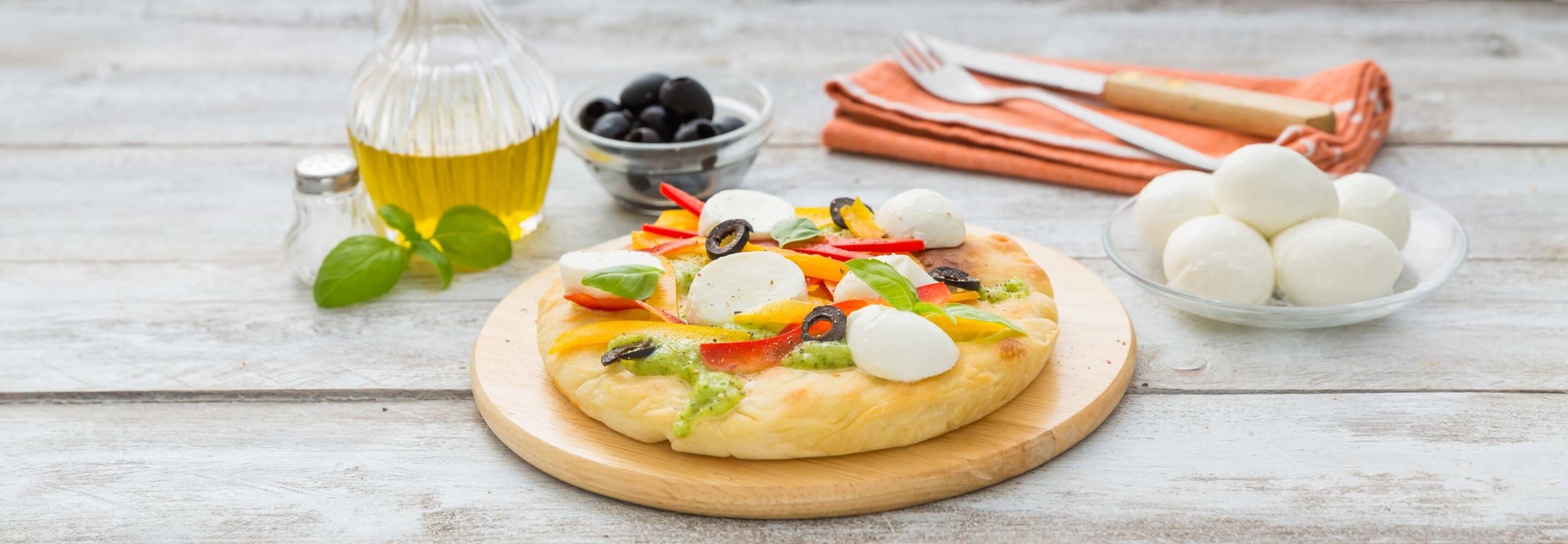 Pizza con verdure croccanti e mozzarella di latte di bufala