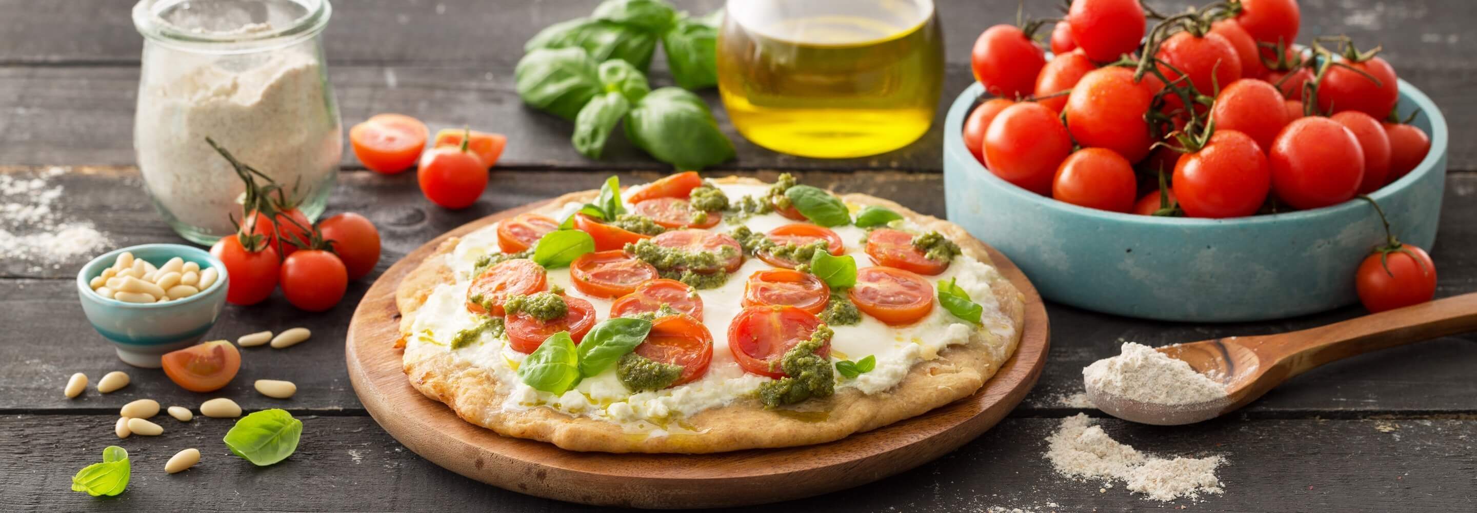 Pizza con ricotta, pomodori e pesto