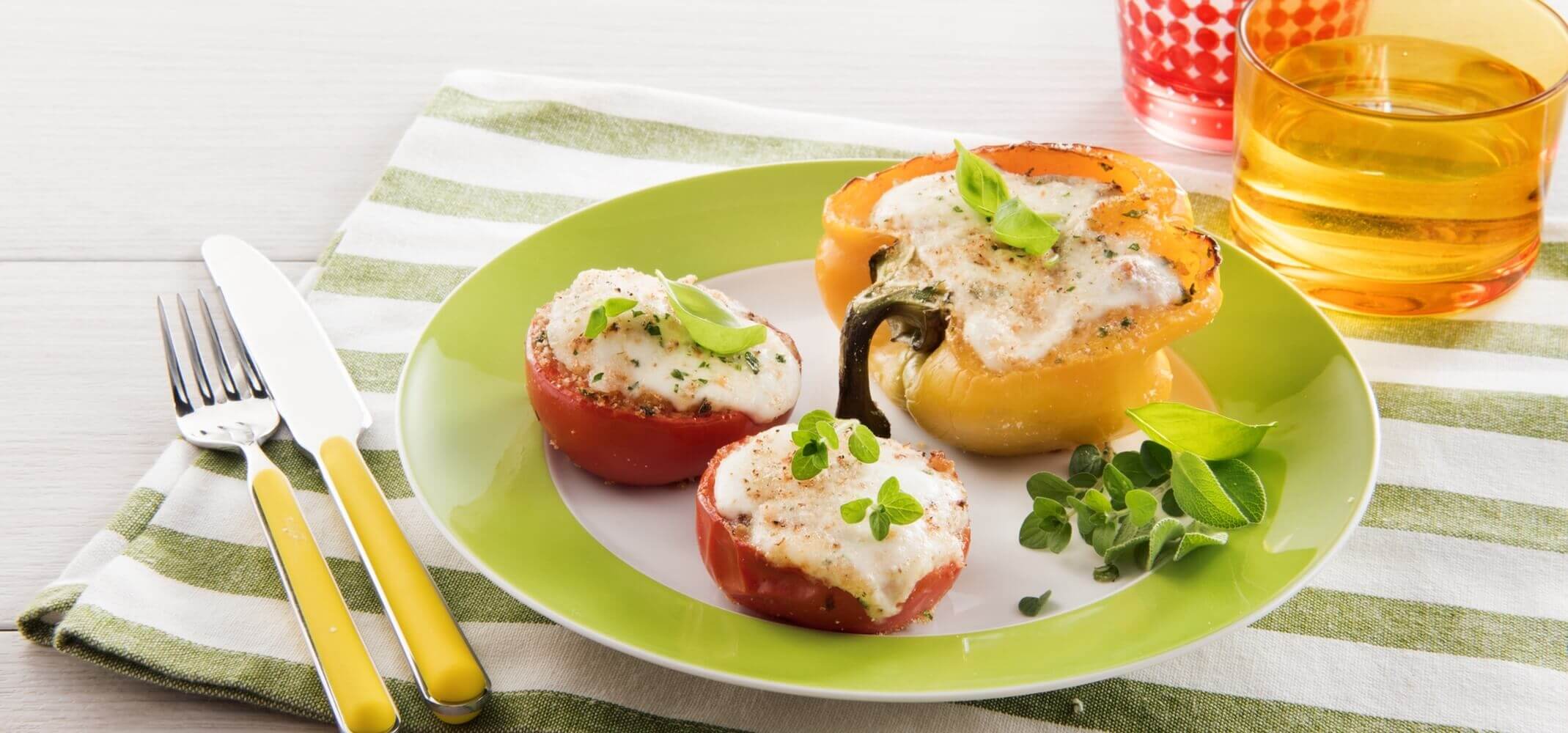 Gefüllte Peperoni Schoten und Tomaten mit Mozzarella und Kräutern