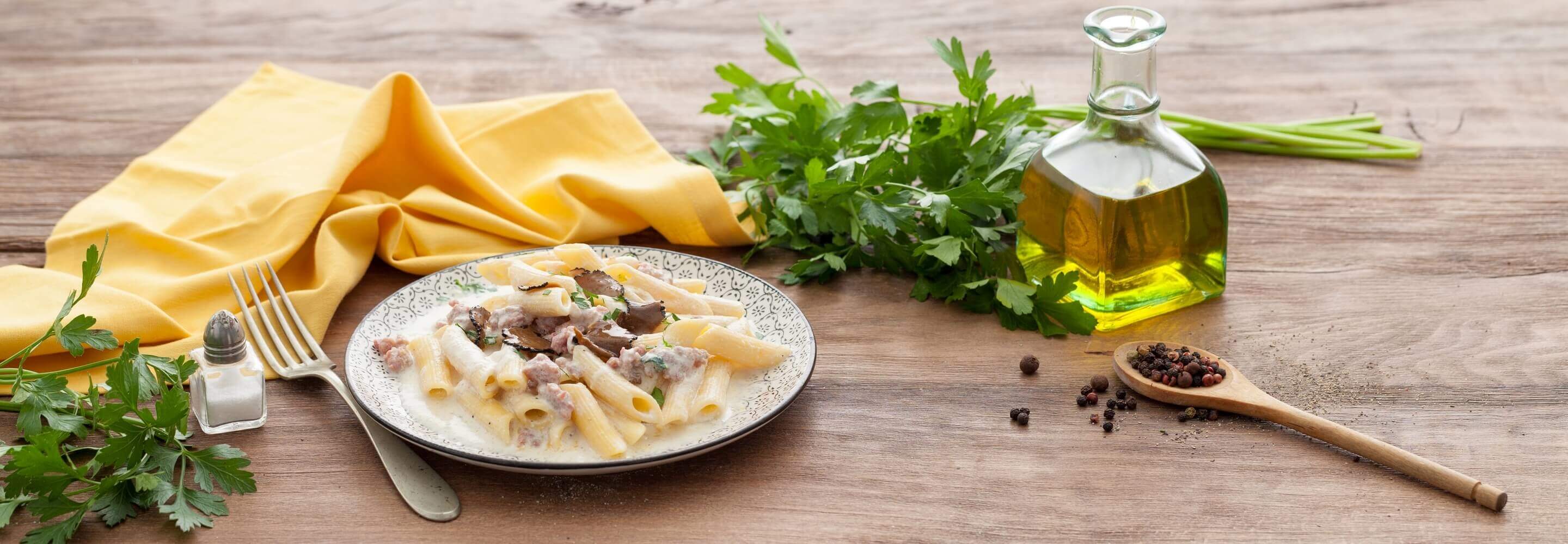 Pasta con ricotta, salsiccia e tartufo