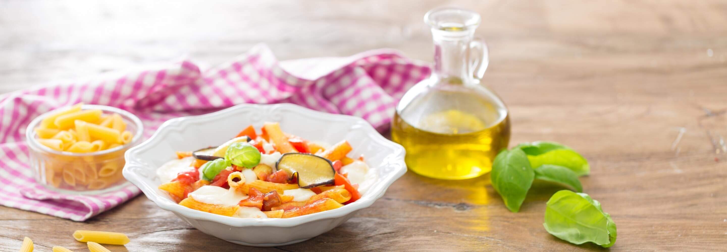 Pasta mit Mozzarella, Auberginen und Tomaten