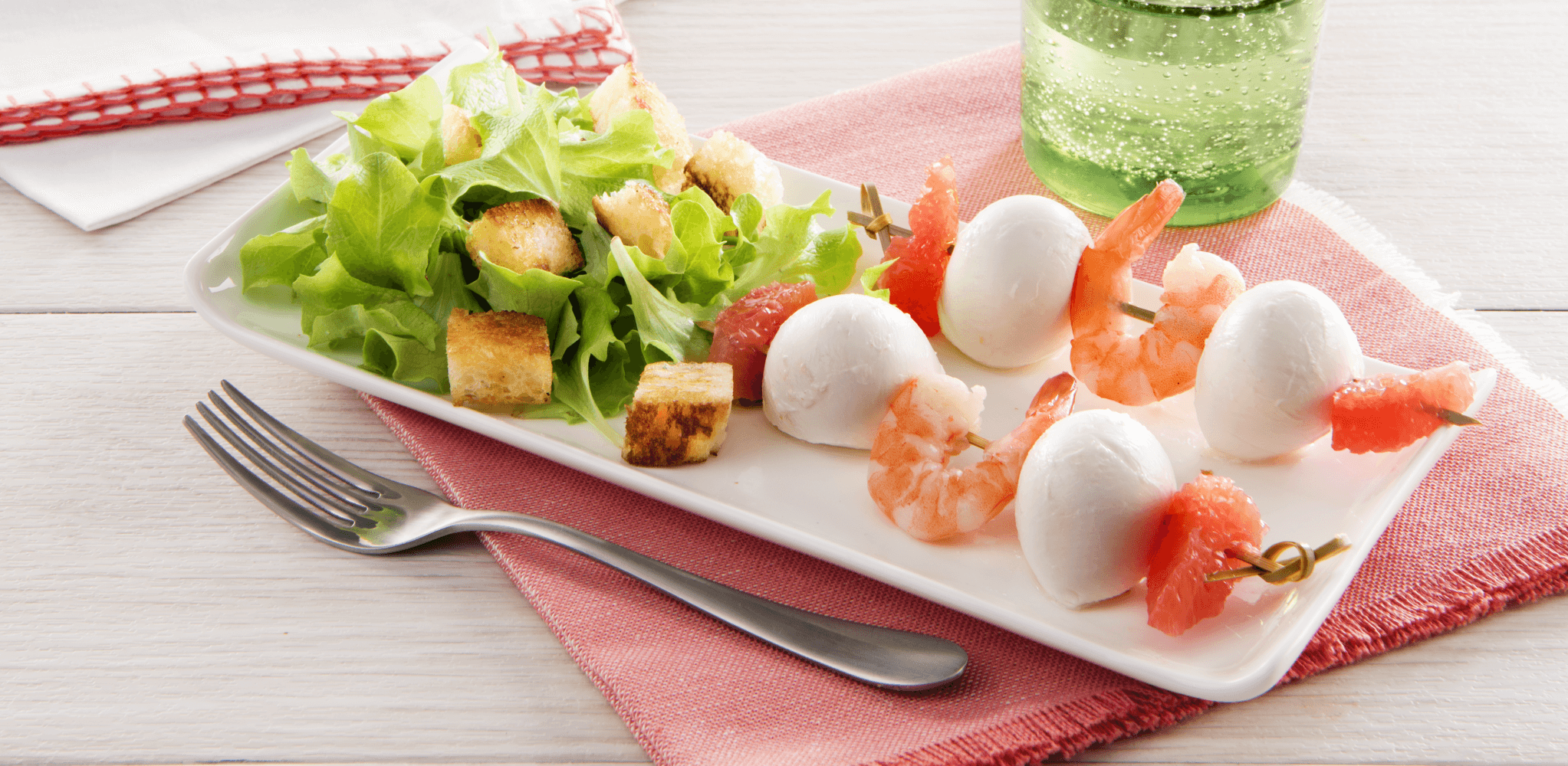 Brochettes de mozzarella mini, pamplemousse et crevettes