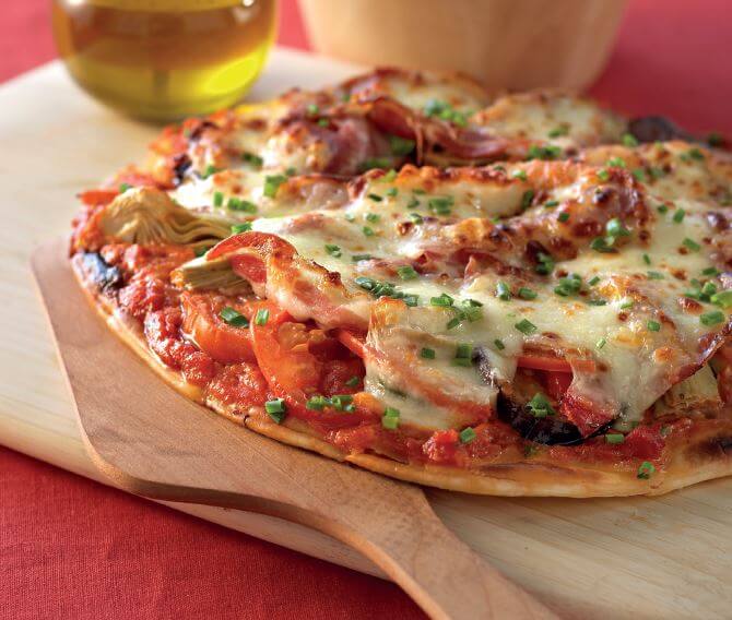 Pizza à la pancetta, légumes et mozzarella
