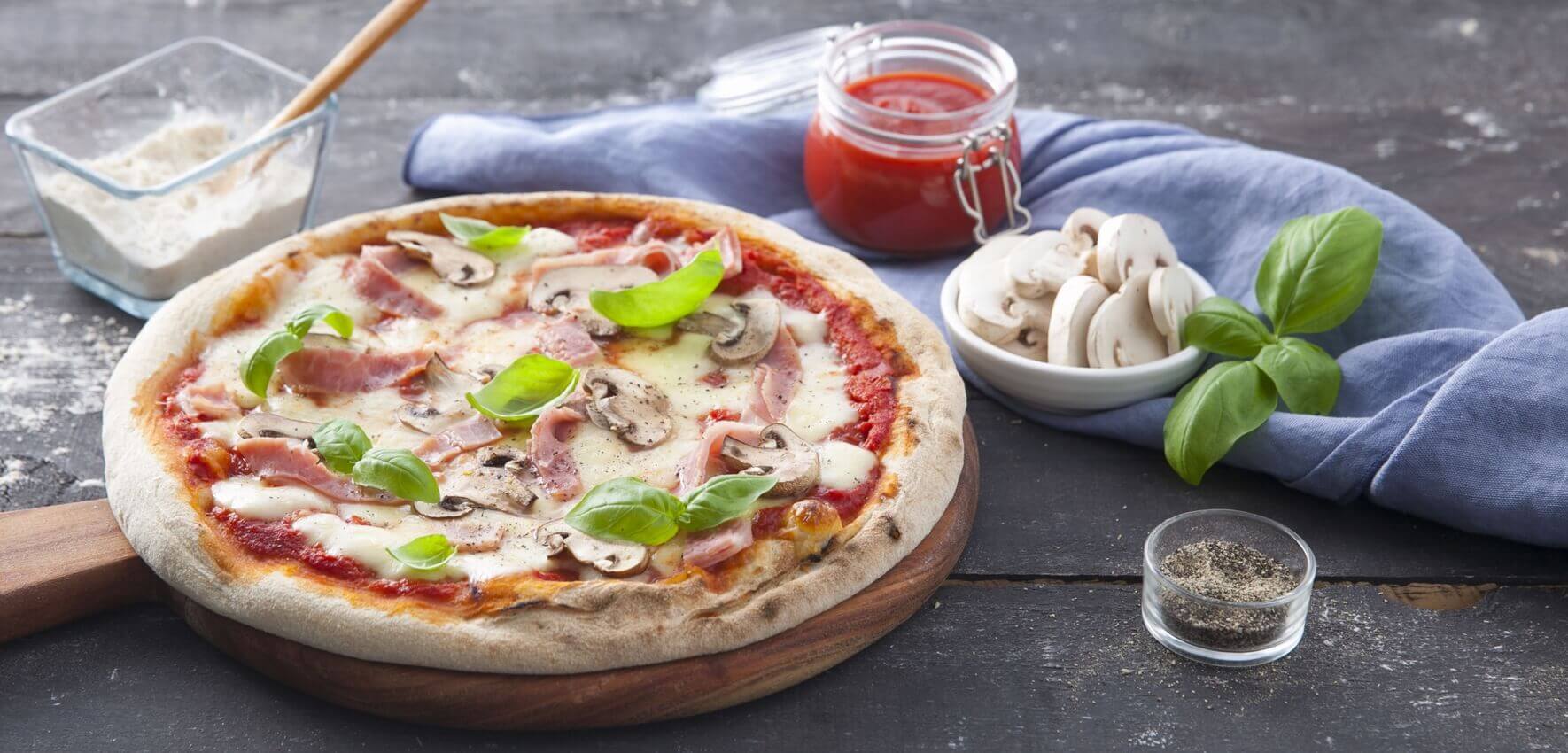 Pizza mit gekochtem Schinken und Champignons