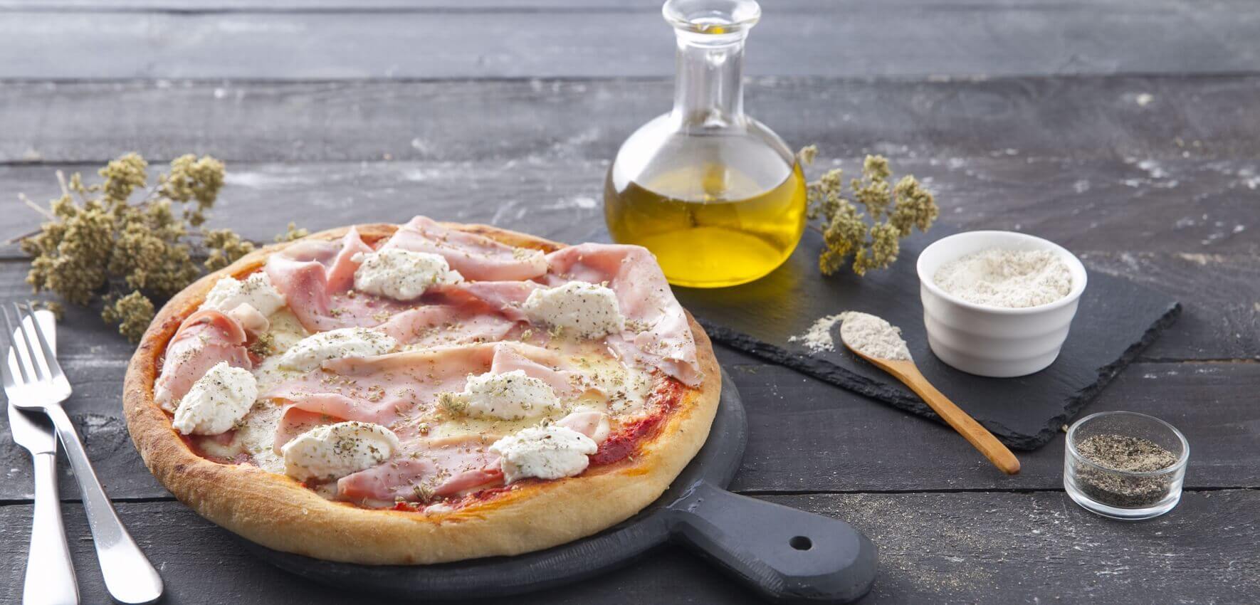 Pizza mit Ricotta und gekochtem Schinken