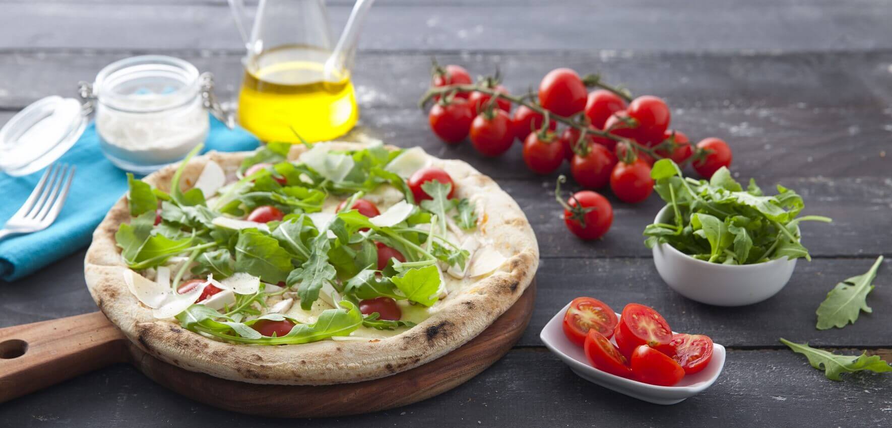 Pizza à la roquette et aux tomates