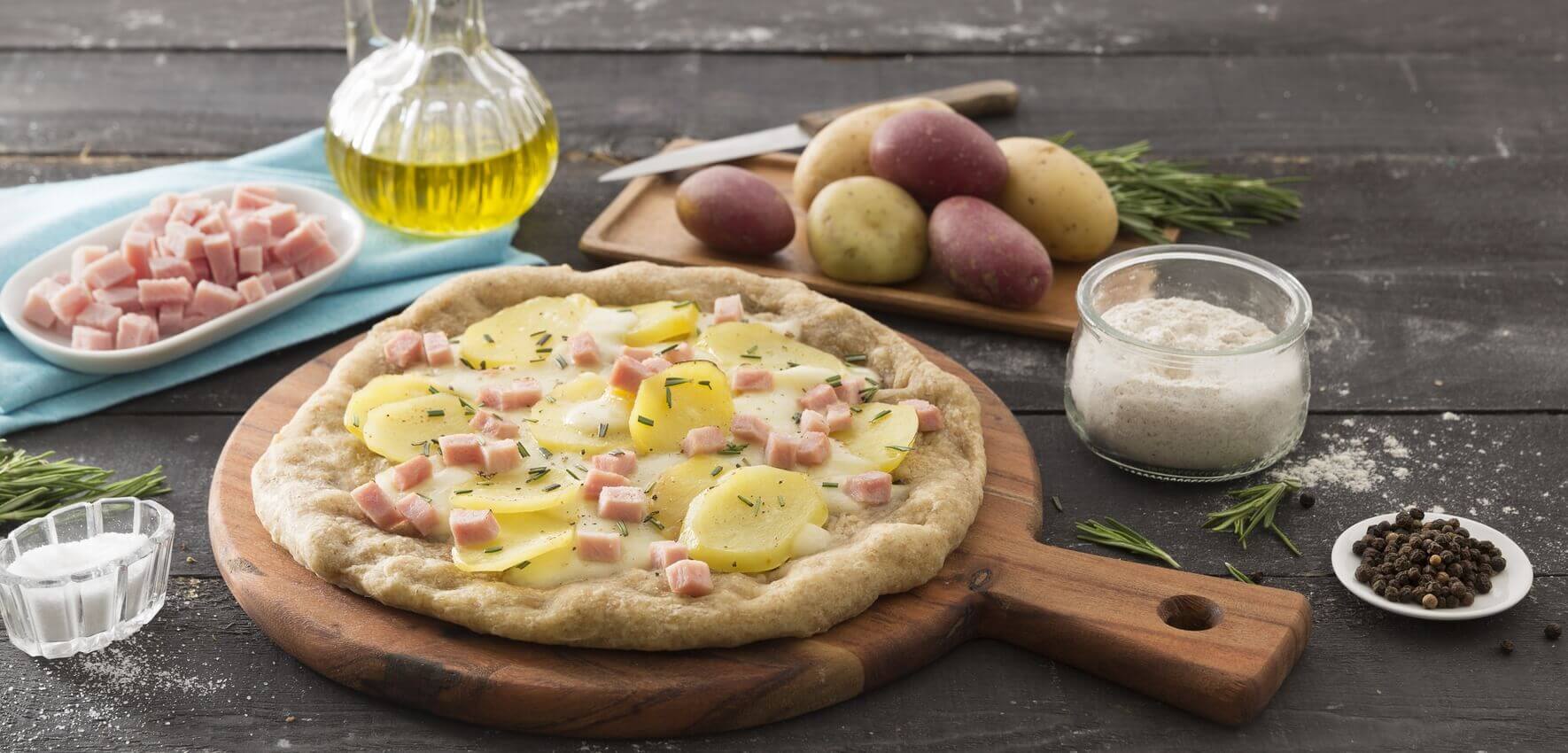 Pizza con patate e prosciutto cotto