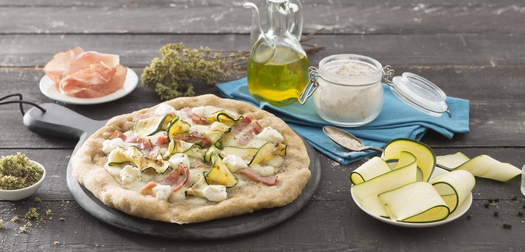 Pizza mit Zucchetti und Speck