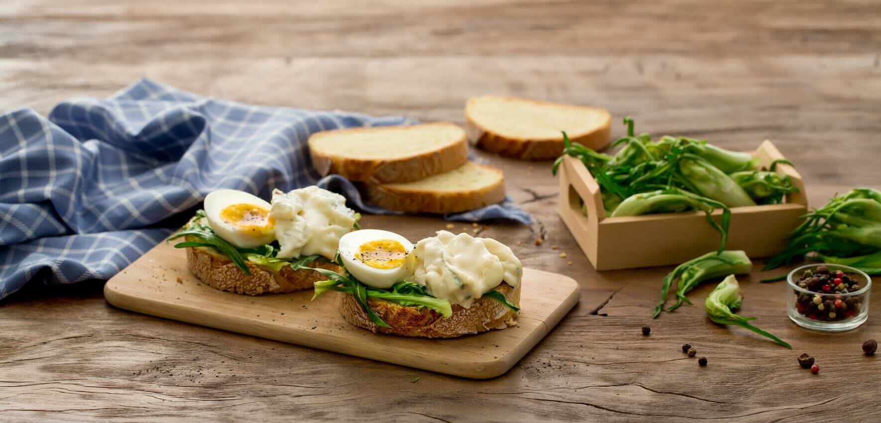 Bruschetta con uovo e gorgonzola