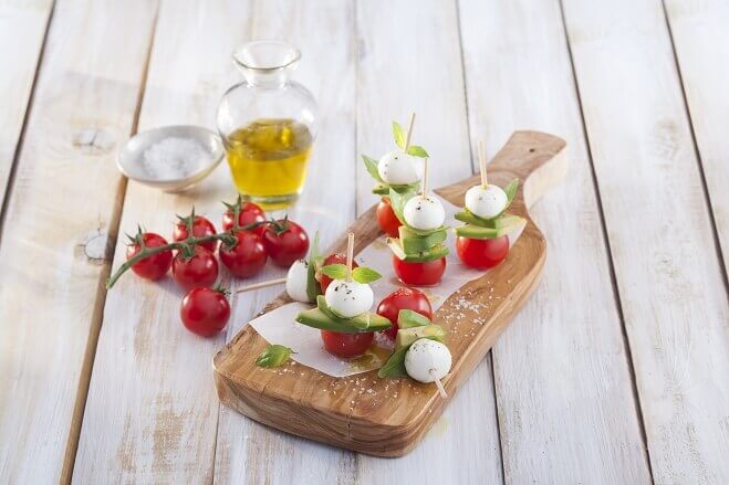 Spiedini di mozzarella mini, pomodorini e avocado