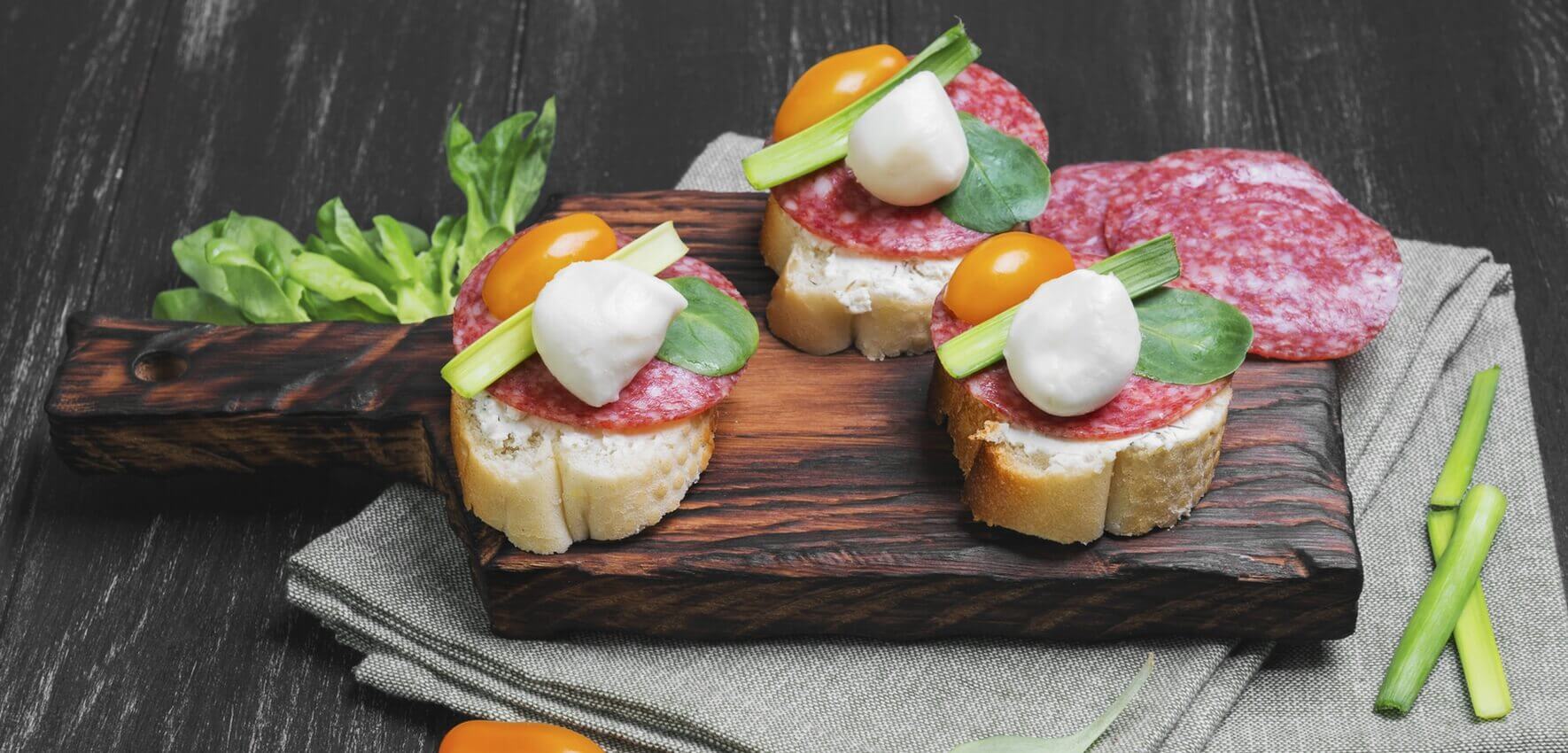 Bruschetta con mini mozzarelle, pomodorini e salame