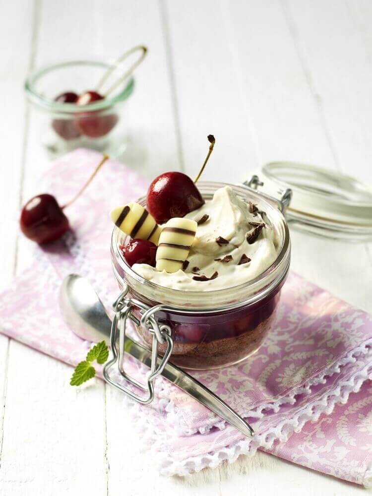 Tiramisu con stracciatella e ciliegie