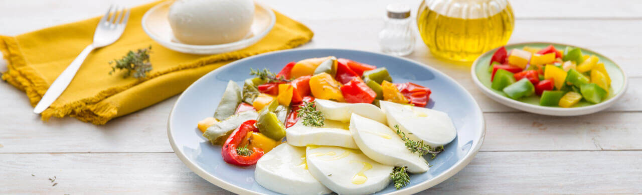 Caprese mit Mozzarella und drei Peperonisorten