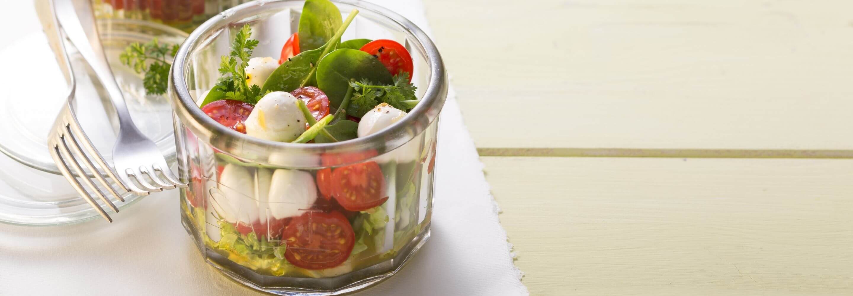 Insalata caprese con Mozzarella Mini nel bicchiere