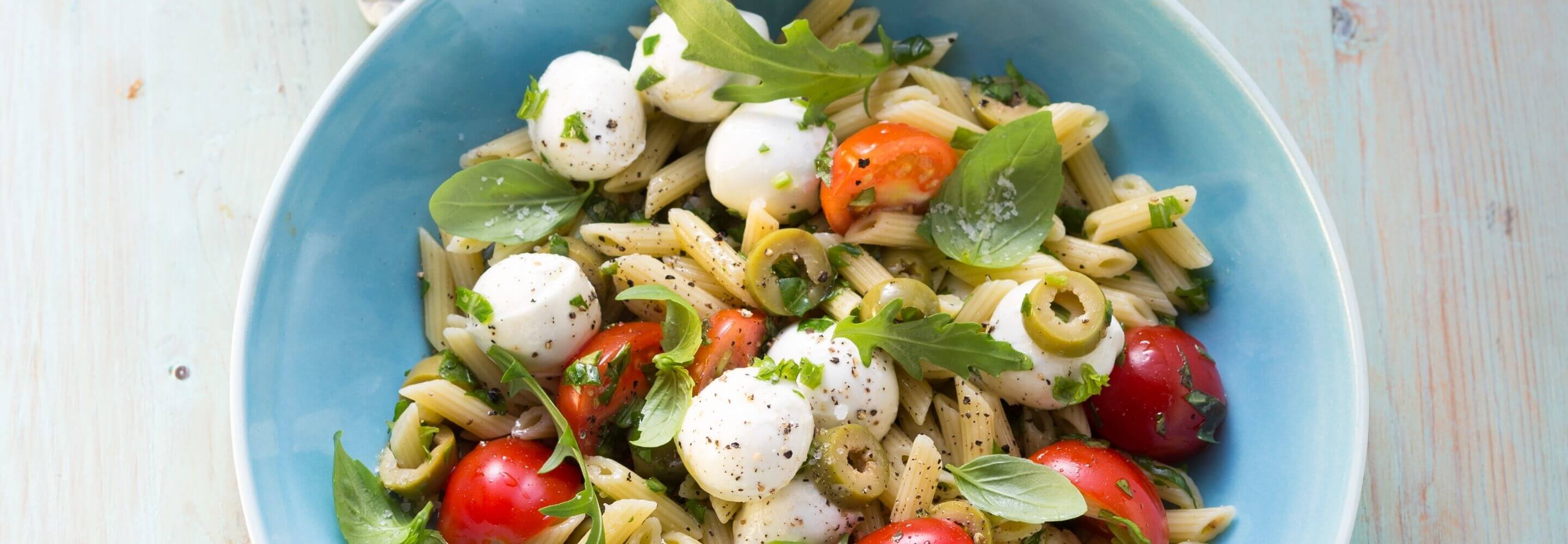 Insalata di pasta e Mozzarella Mini con olio al peperoncino