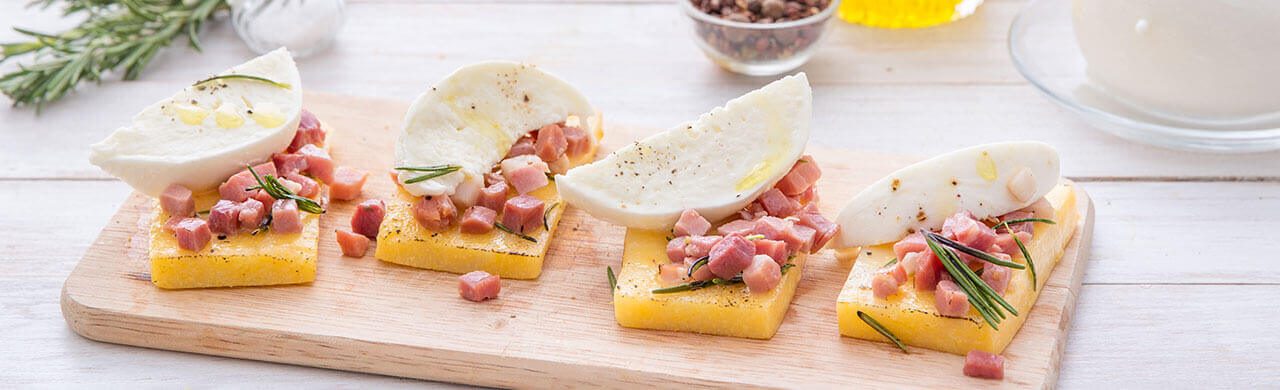 Crostini di polenta con speck e Mozzarella Fior di Latte