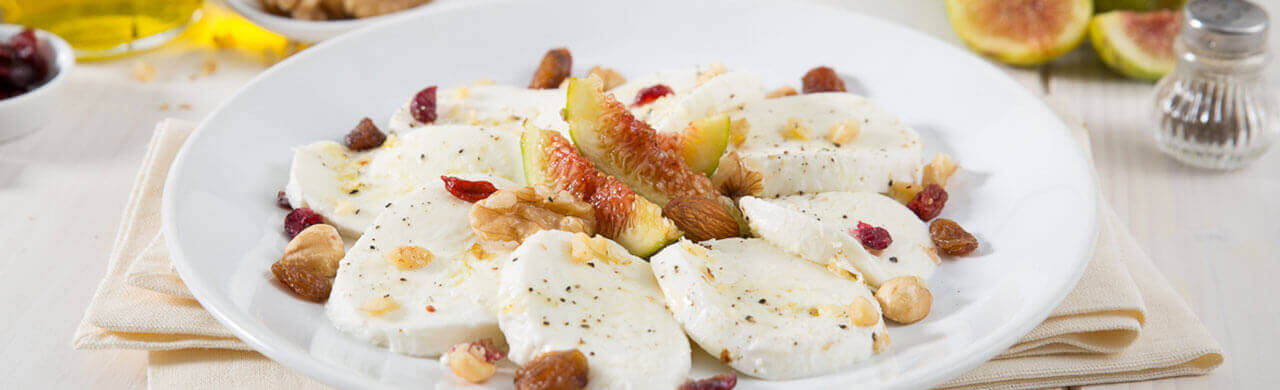 Süsser Caprese-Salat mit Trockenfrüchten und Fior di Latte Mozzarella