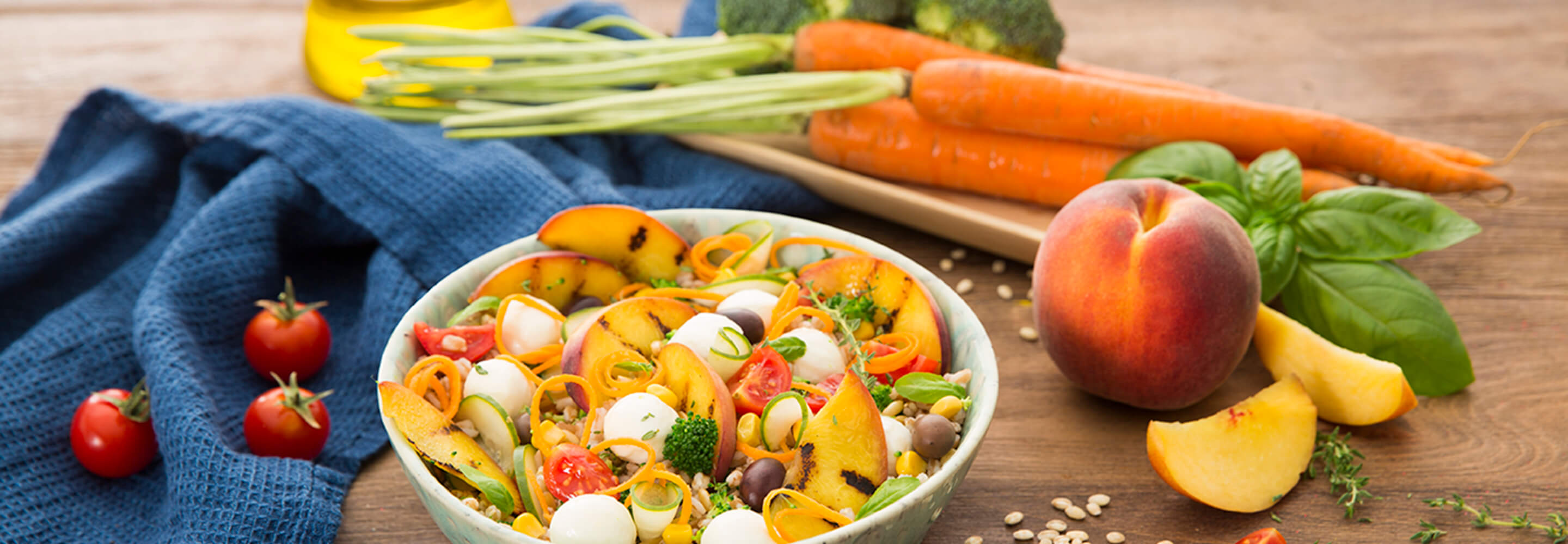 Salade d’épeautre, légumes, pêches et Mozzarelline