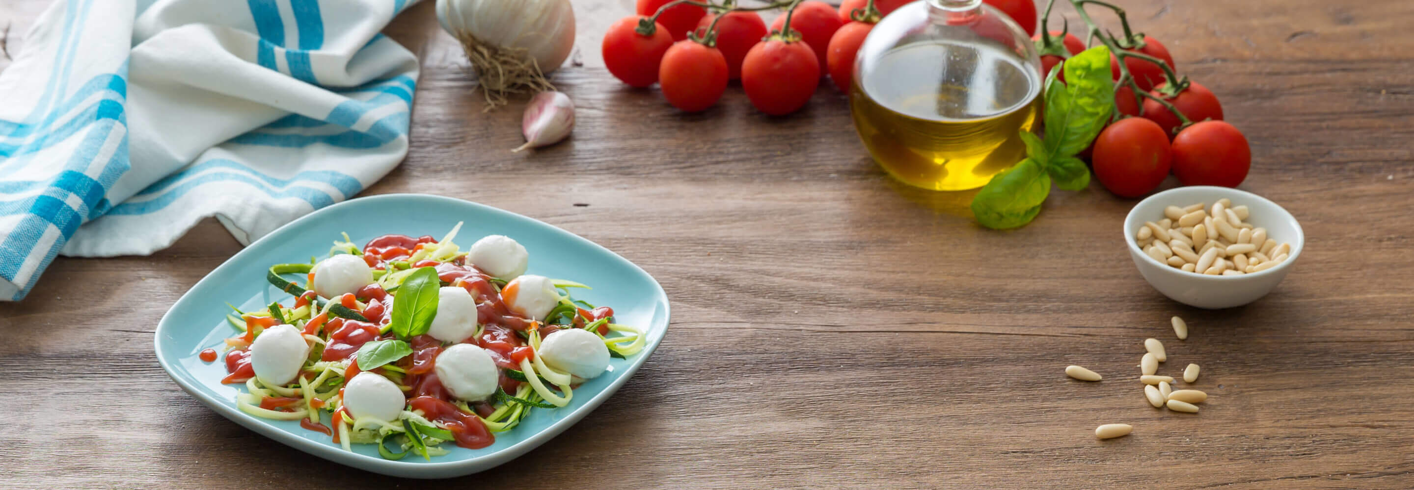 Spaghetti con crema di zucchine, pomodorini e mozzarelline