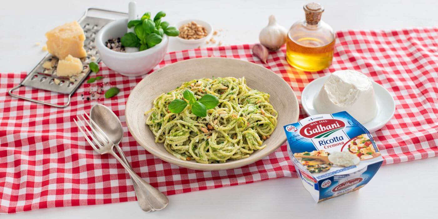Spaghetti mit Basilikumpesto und Ricotta