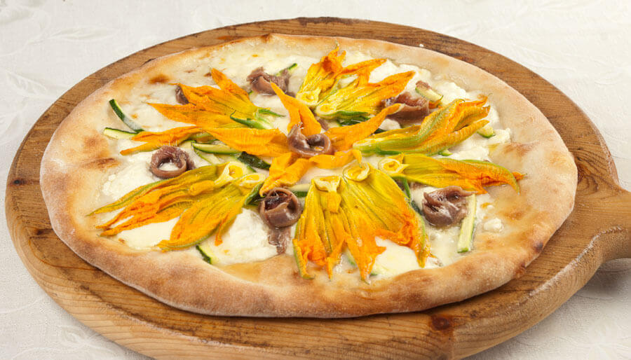 Pizza con fiori di zucca