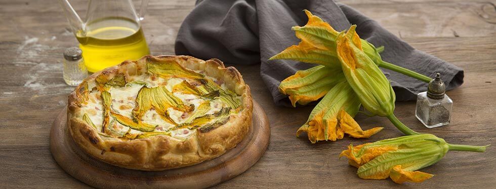 Torta salata con mozzarella e fiori di zucca