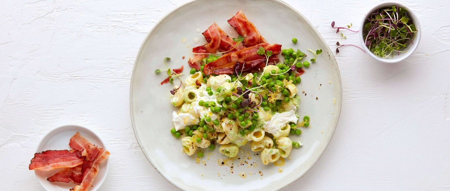 Pâtes à la sauce petits pois, ricotta et lard