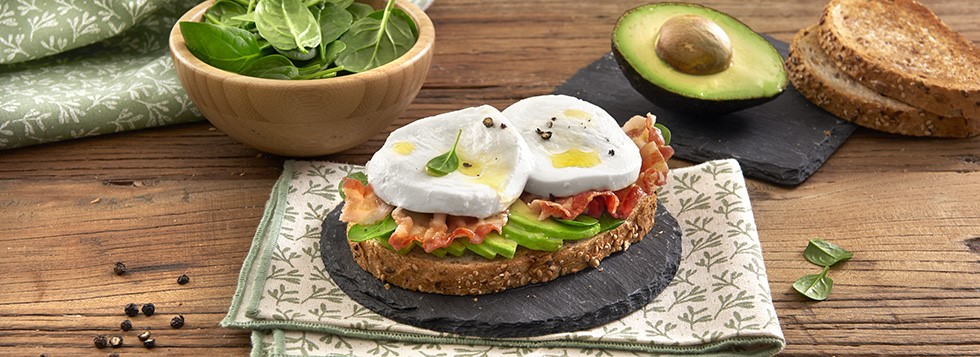 Bruschetta avec lard, avocat et mozzarella