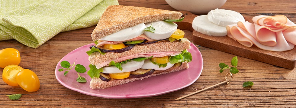 Club-Sandwich mit Trutenfleisch, Auberginen und Cherrytomaten