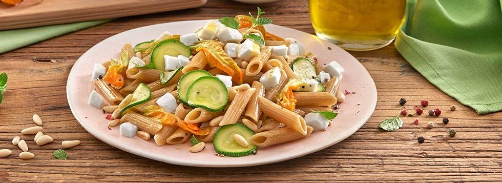 Penne con zucchine, pinoli e mozzarella