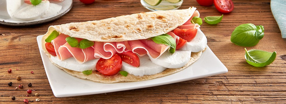 Piadina crudo, mozzarella e pomodori