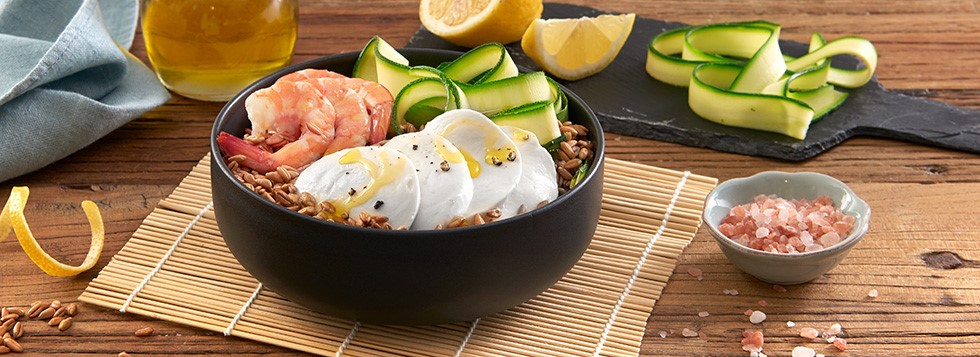 Poke bowl à l’épeautre, crevettes, courgettes et mozzarella