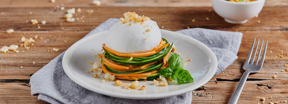 Spaghetti di verdure con mozzarella e pangrattato alle erbe