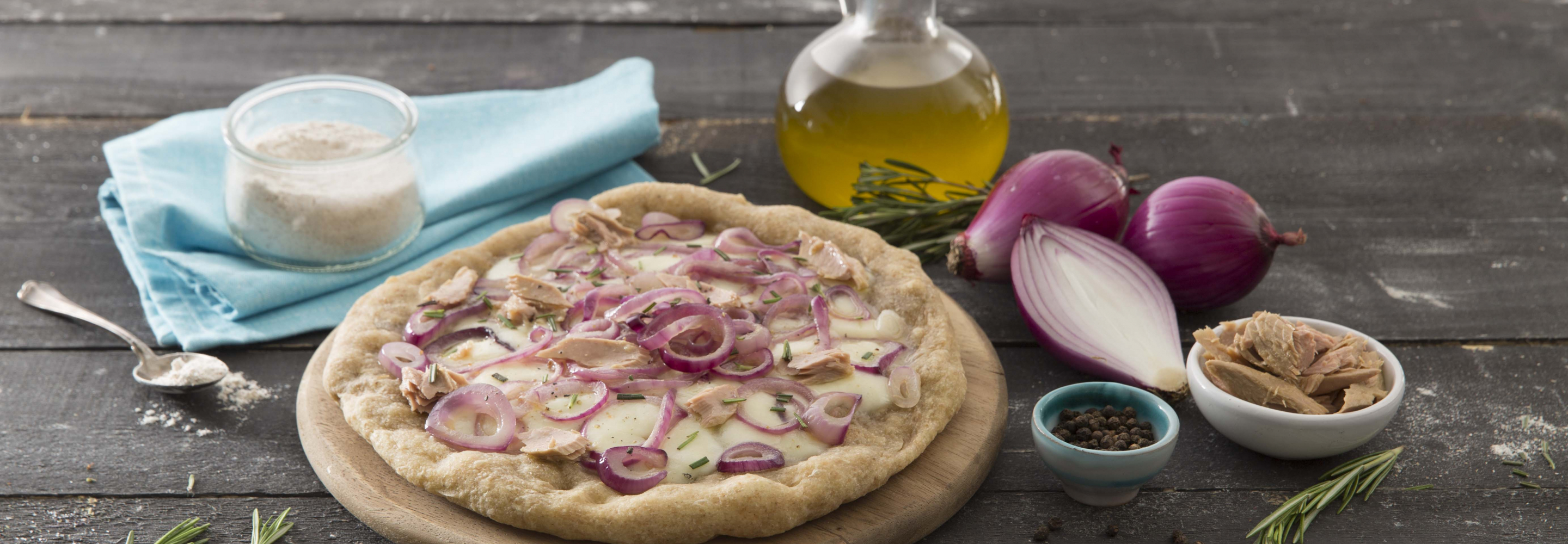 Pizza mit roten Zwiebeln und Thunfisch