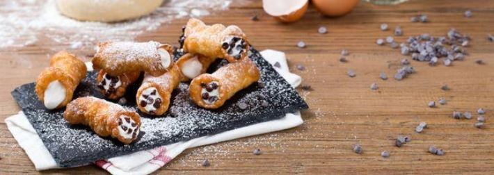 Cannoli con crema alla ricotta