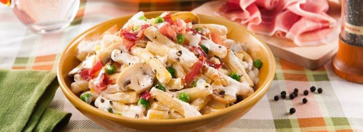 Pasta con lo speck e ricotta