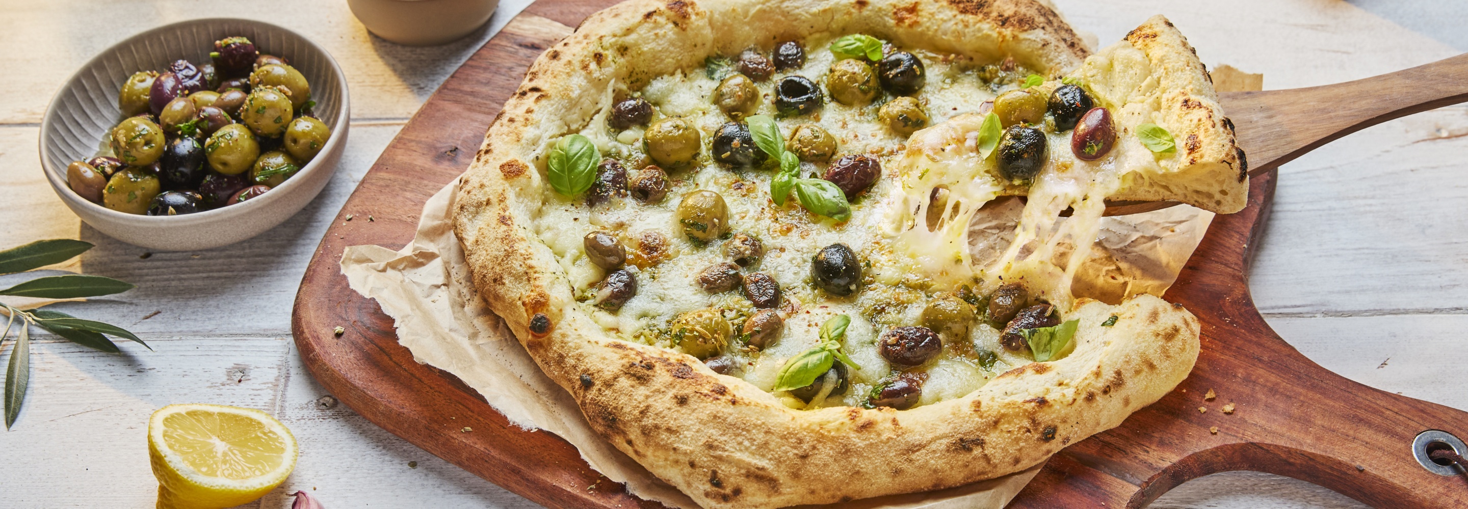 Pizza Bianca con Mozzarella, Ricotta e Olive